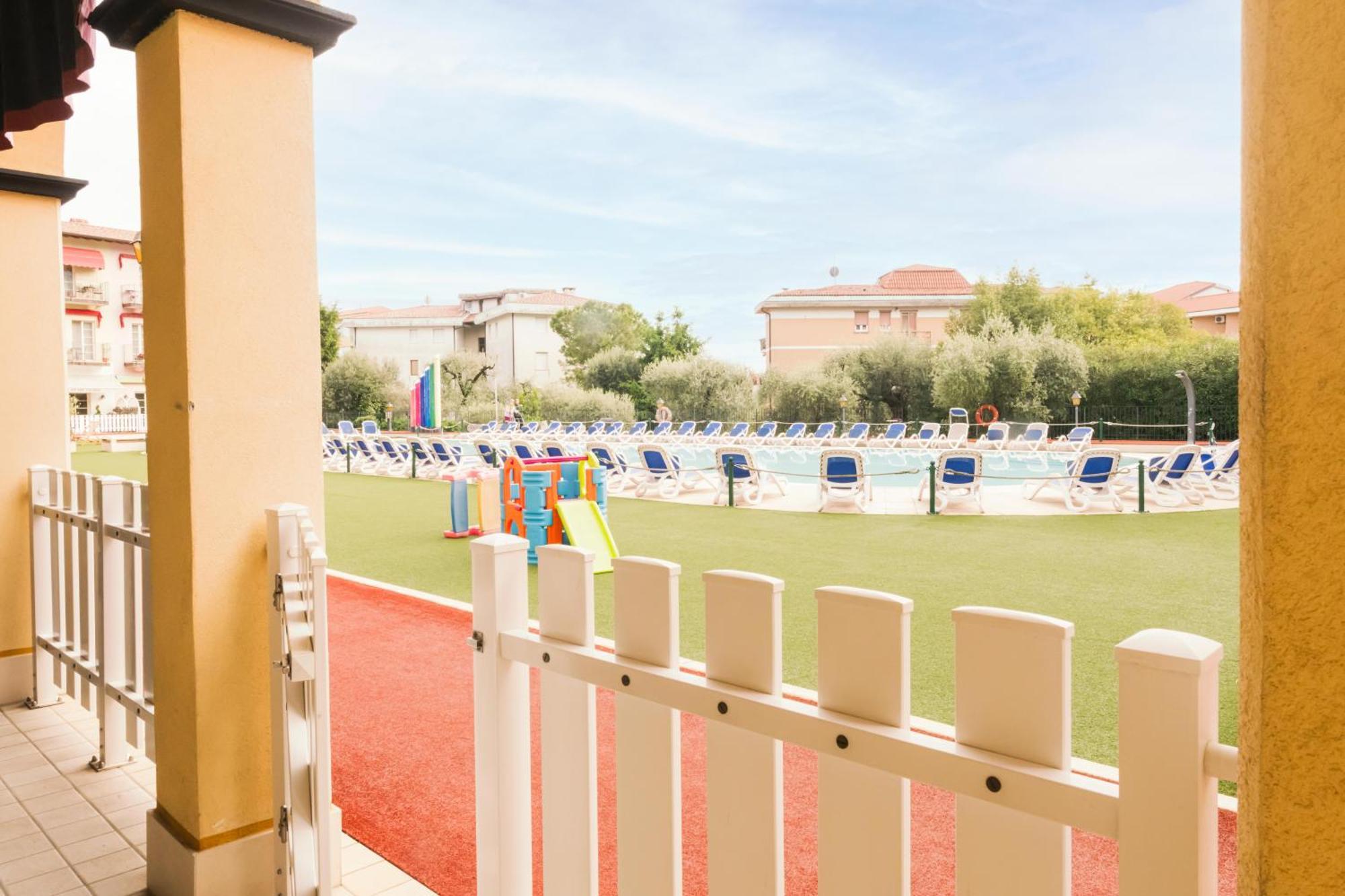 Giardino Dei Colori 111 Residence Pool&Fitness ตอสโกลาโน มาแดร์โน ภายนอก รูปภาพ